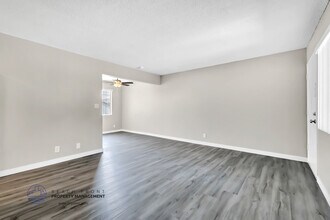 Raymond Court in Gardena, CA - Foto de edificio - Building Photo