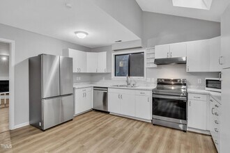 213 Deepwood Rd in Chapel Hill, NC - Building Photo - Building Photo