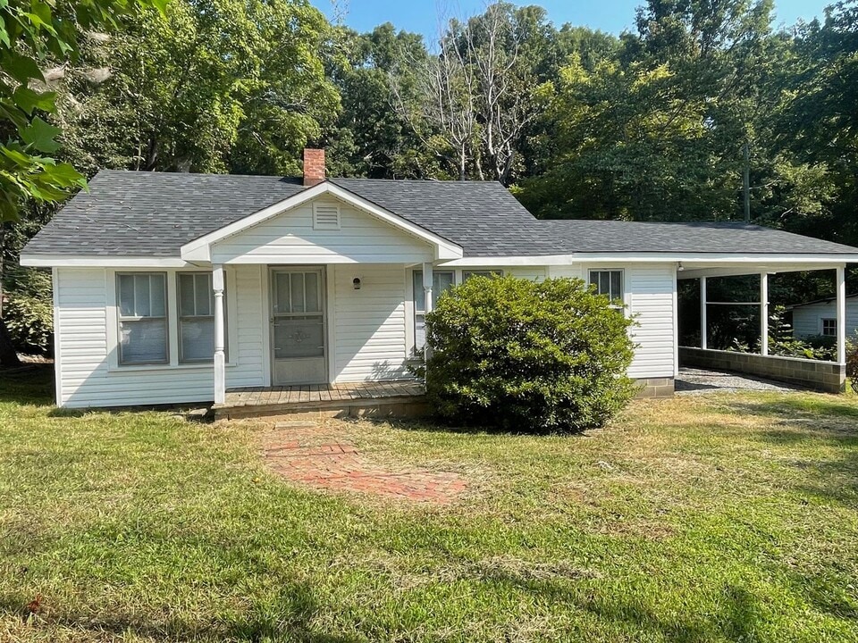 5027 US-64 in Franklinville, NC - Building Photo