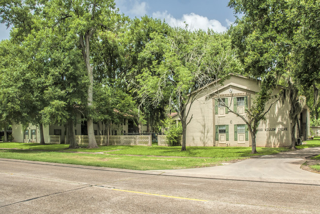 Willow Drive Apartments in Lake Jackson, TX - Foto de edificio - Building Photo