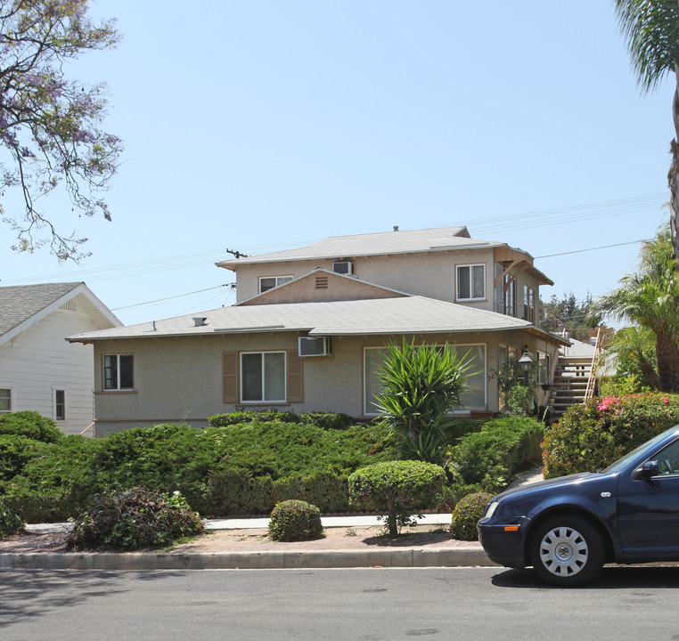 725 E Santa Anita Ave in Burbank, CA - Building Photo