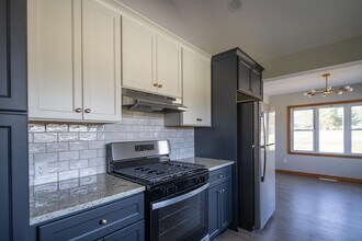 471 Ridge Rd in Hinckley, OH - Building Photo - Building Photo