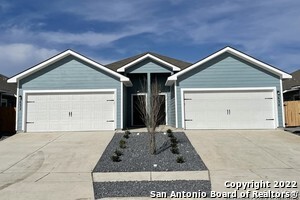 632 Heathers Wy in Seguin, TX - Foto de edificio