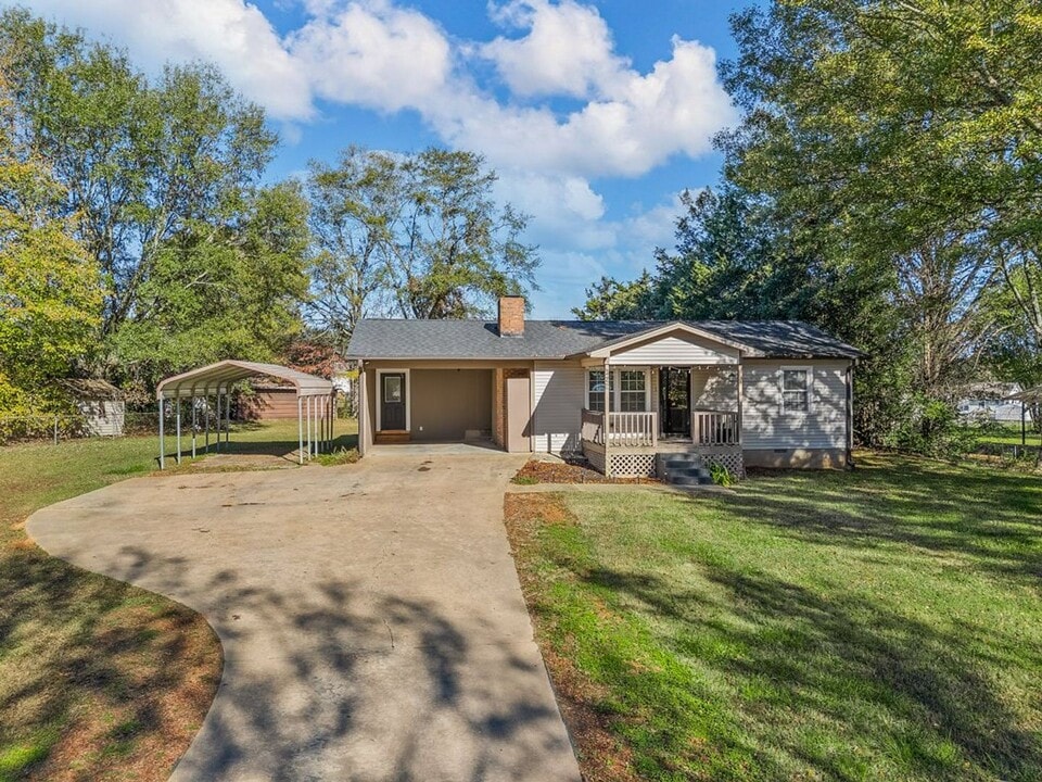 322 Burnett Rd in Inman, SC - Building Photo