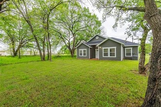 611 E 1st St in Bonham, TX - Building Photo - Building Photo