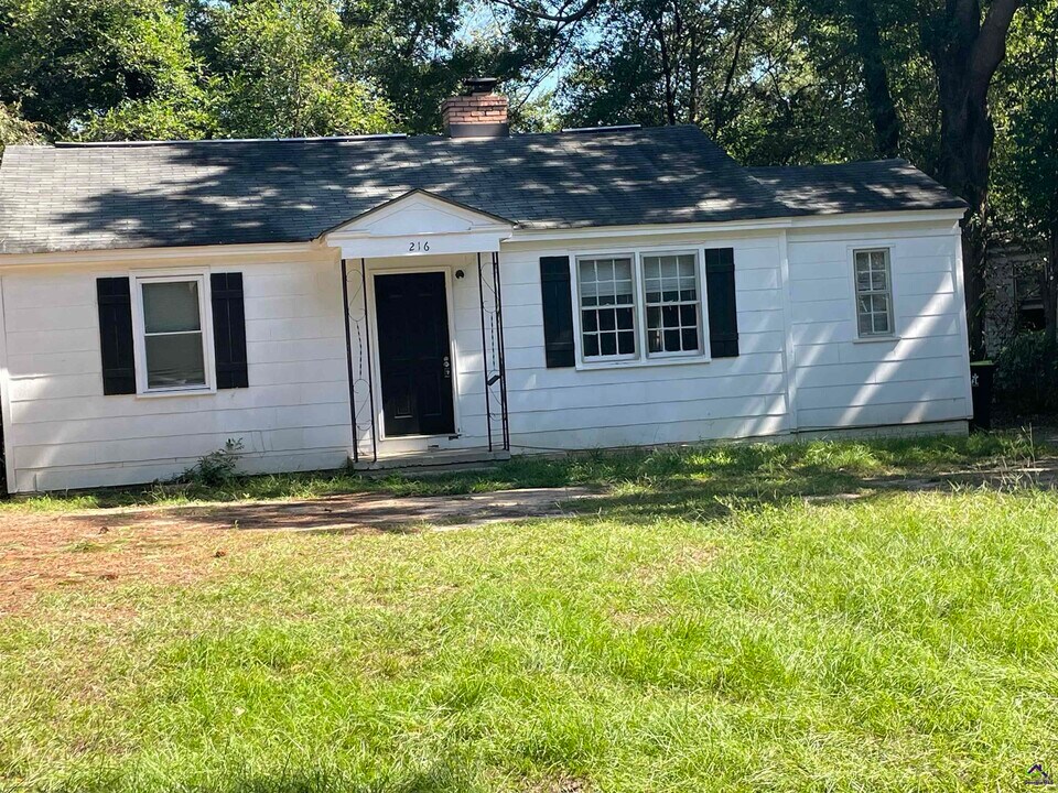 216 Meadowdale Dr in Warner Robins, GA - Building Photo