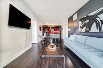 300 Front St W in Toronto, ON - Building Photo - Building Photo