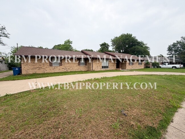 property at 1204 Williamsburg Dr