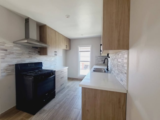 9949 Pinewood Ave in Los Angeles, CA - Foto de edificio - Building Photo