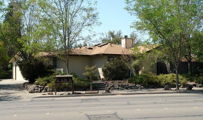 1841 Mission Blvd in Santa Rosa, CA - Foto de edificio - Building Photo