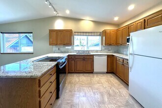 306 E Dunbar Ln in Camano Island, WA - Building Photo - Building Photo