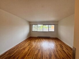 1255 Grant St in Victoria, BC - Building Photo