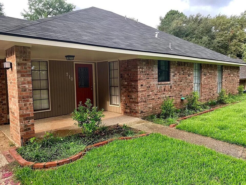 710 Carriage Dr in Tyler, TX - Building Photo