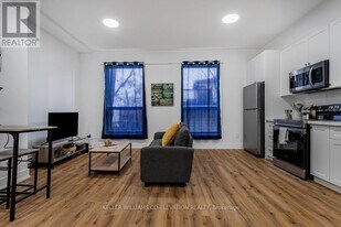 610 King St E in Hamilton, ON - Building Photo