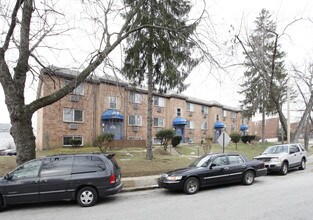 Renshaw Apartments in Chester, PA - Foto de edificio - Building Photo