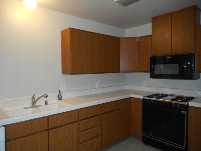 2211 W Sweet Ct in Visalia, CA - Building Photo - Building Photo