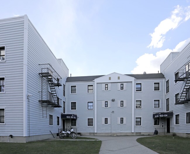 153-04 75th Ave in Flushing, NY - Foto de edificio - Building Photo