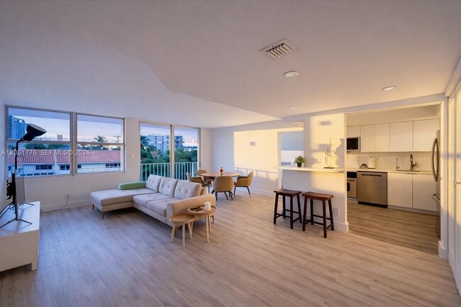 16565 NE 26th Ave in North Miami Beach, FL - Building Photo - Building Photo