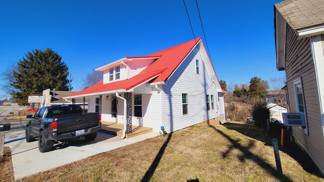 1012 Holly Grove Rd in Lexington, NC - Foto de edificio - Building Photo