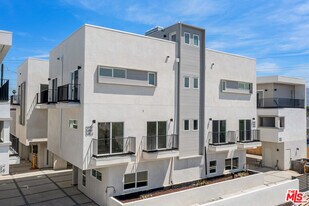10963 Calvert St in Los Angeles, CA - Building Photo