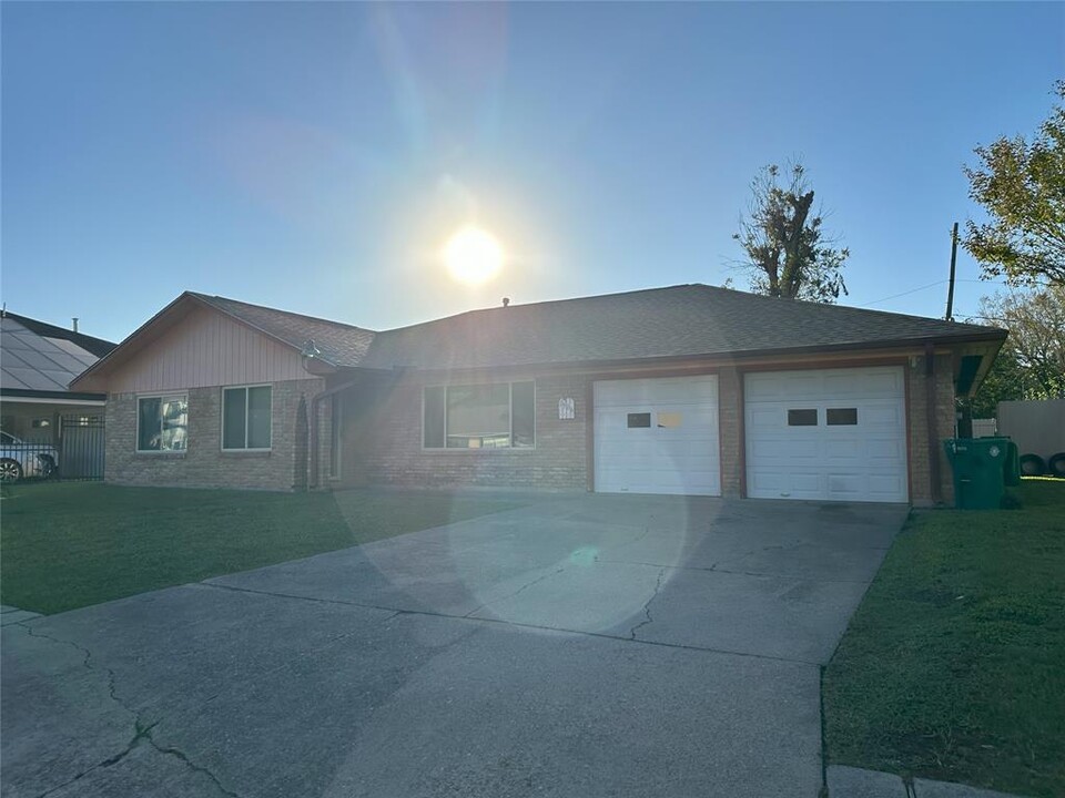 1906 Burke Rd in Pasadena, TX - Building Photo