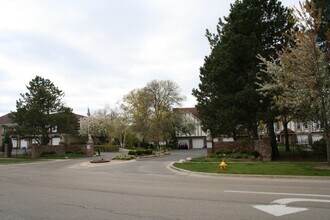 837 Garfield Ave, Unit A in Libertyville, IL - Foto de edificio - Building Photo