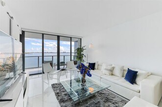 3131 NE 7th Ave in Miami, FL - Building Photo - Building Photo