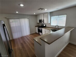 138 E Cosmos Ct in Las Vegas, NV - Building Photo - Building Photo