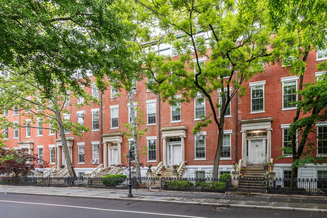 9 Washington Square North in New York, NY - Foto de edificio