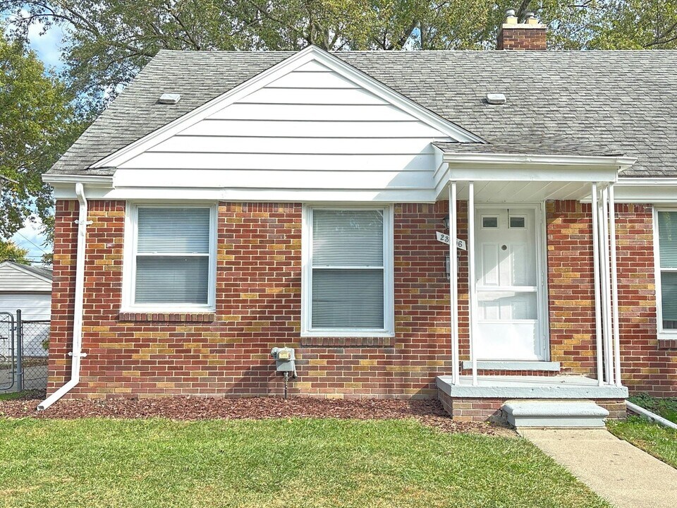 23756 Brittany Ave in Eastpointe, MI - Building Photo