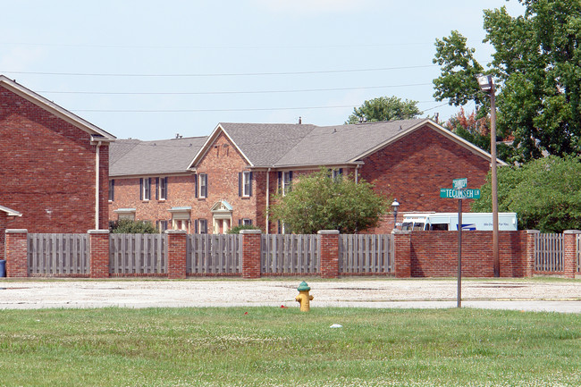 Hampton Court Condominiums in Evansville, IN - Foto de edificio - Building Photo
