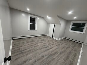 119 Wales St, Unit Apt 2 in Cranston, RI - Foto de edificio - Building Photo