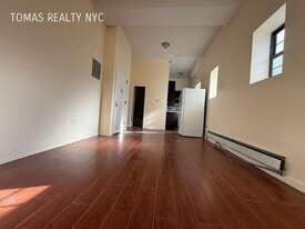 712 E 214th St in Bronx, NY - Building Photo