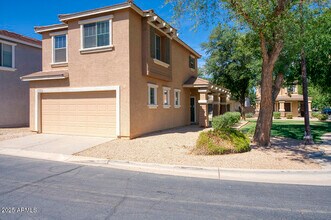 1552 S Roadrunner Dr in Gilbert, AZ - Foto de edificio - Building Photo