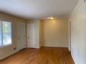 240 Oakcrest Dr in Wilmington, NC - Building Photo - Building Photo