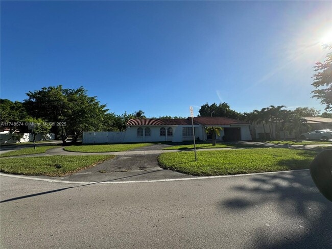 10420 SW 16th St in Miami, FL - Foto de edificio - Building Photo