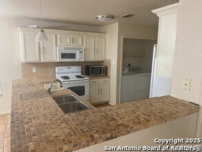 7 Pembroke Ln in San Antonio, TX - Building Photo - Building Photo