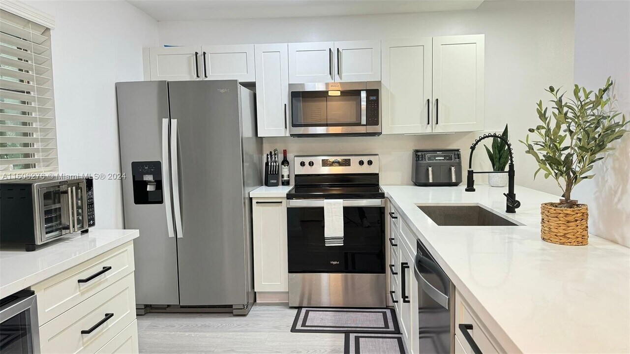 1800 N Lauderdale Ave, Unit 1117 in North Lauderdale, FL - Building Photo