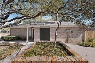 1801 W Spring Creek Pkwy in Plano, TX - Foto de edificio - Building Photo