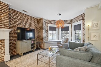 208 W Hall St in Savannah, GA - Foto de edificio - Building Photo