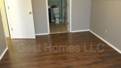 26509 Inkster Rd-Unit -Apt East in Flat Rock, MI - Foto de edificio - Building Photo