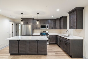 33 W Naperville Rd in Westmont, IL - Building Photo