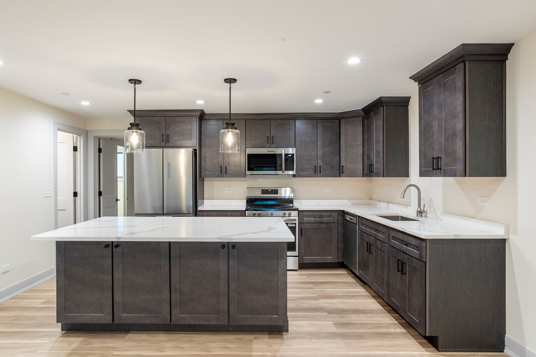 33 W Naperville Rd in Westmont, IL - Building Photo