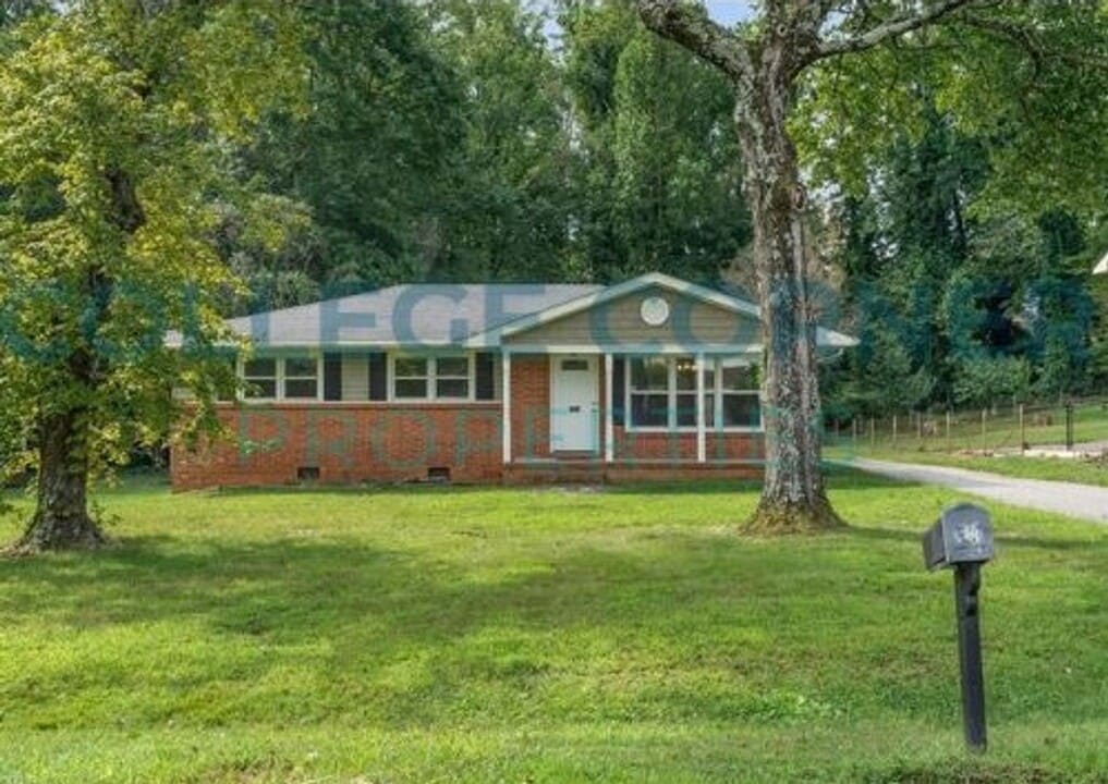 1212 Brookwood Dr in Winston-Salem, NC - Building Photo