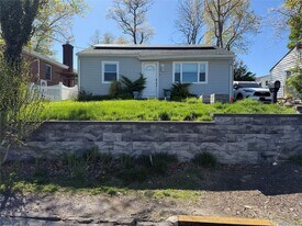70 Round Hl Dr in Yonkers, NY - Building Photo