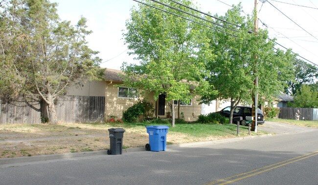 8505-8507 Alden Ave in Windsor, CA - Foto de edificio - Building Photo