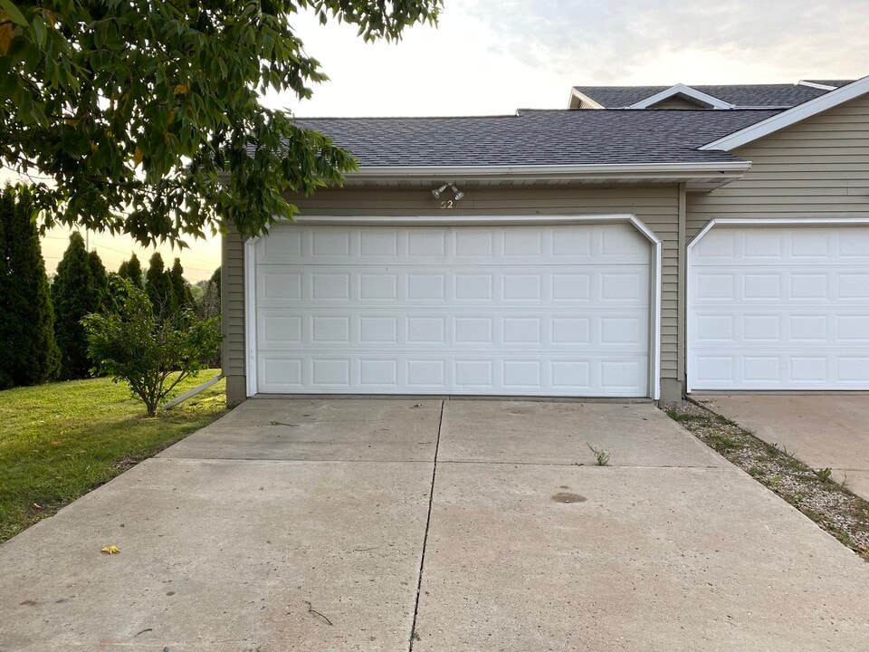 527 Trail Side Dr, Unit 527 in Deforest, WI - Foto de edificio