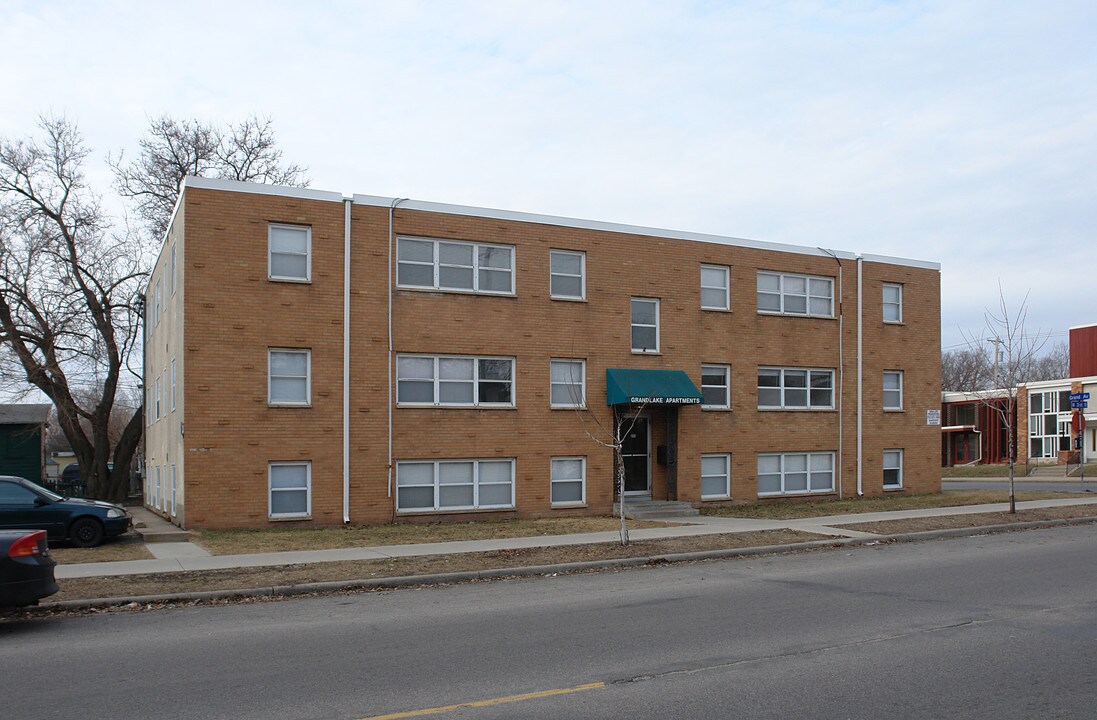 Grand Lake Apartments in Minneapolis, MN - Foto de edificio