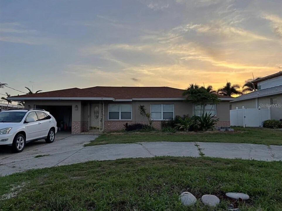 6820 26th St W in Bradenton, FL - Building Photo