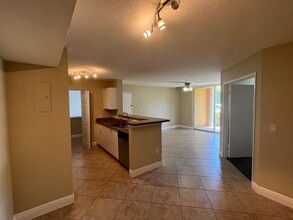 110 Yacht Club Way in Hypoluxo, FL - Foto de edificio - Building Photo